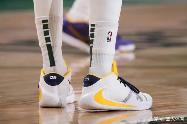 周琦20+12广东险胜首钢 曾凡博18分沃特斯27分