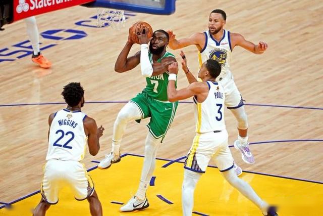 字母哥59+14雄鹿险胜活塞 魔术克步行者4连胜